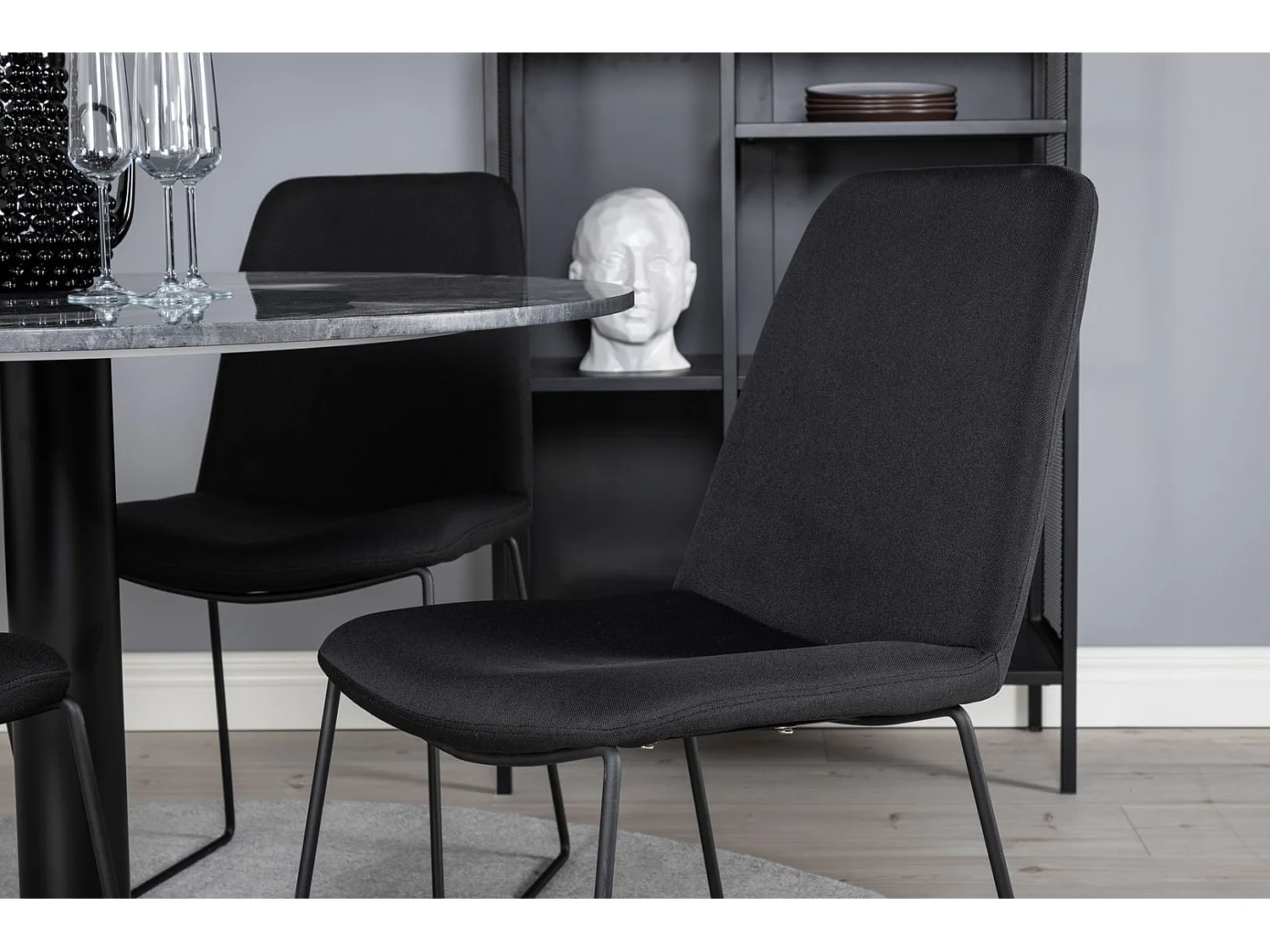 EstelleØ106BLBL eethoek eetkamertafel zwart, marmer en 4 Muce eetkamerstal zwart.