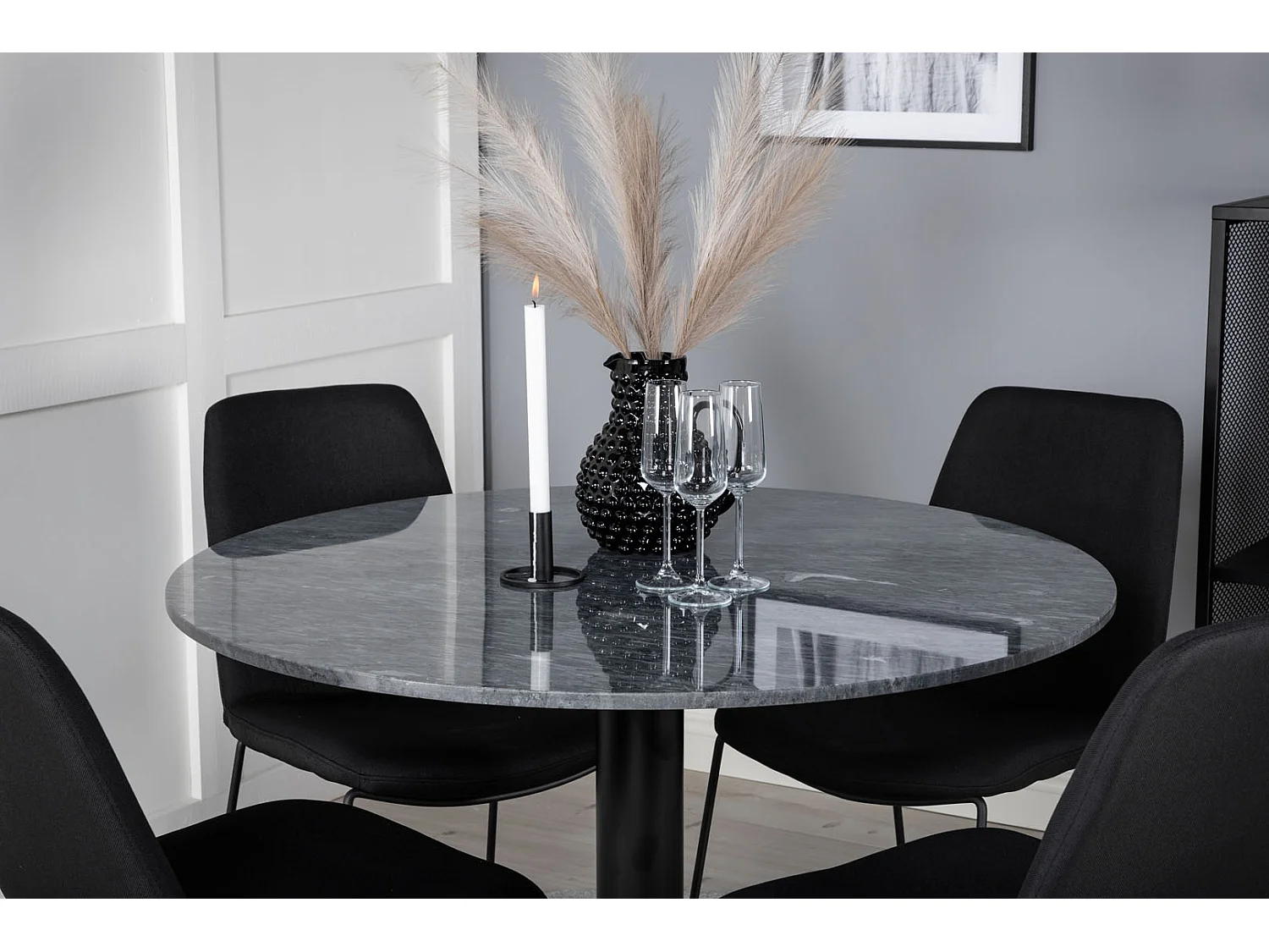 EstelleØ106BLBL eethoek eetkamertafel zwart, marmer en 4 Muce eetkamerstal zwart.