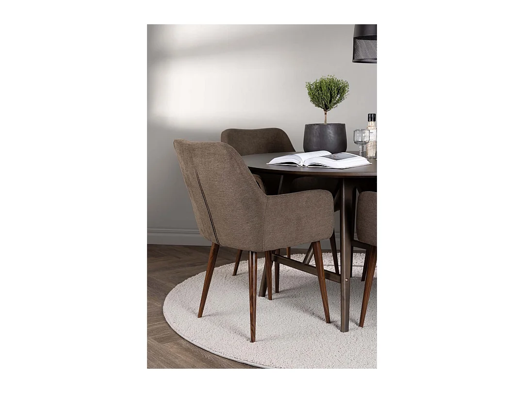 Kaseindon Essgruppe Tisch braun und 4 Tomorrow Stühle braun.