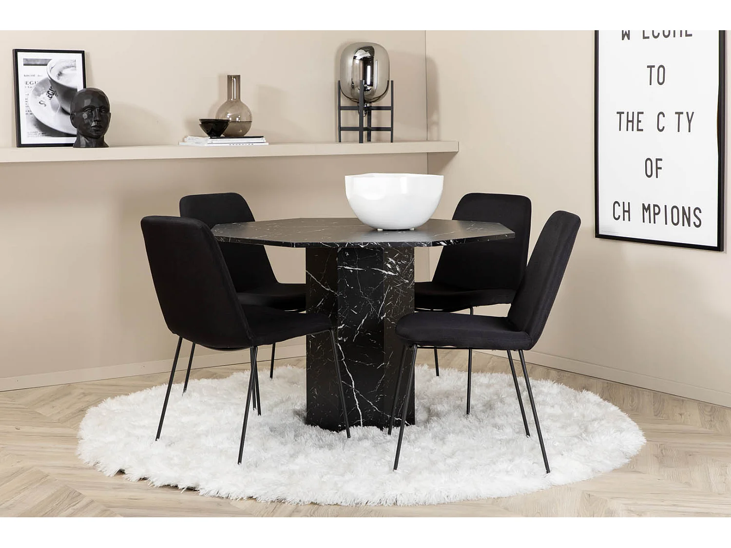 Marbs eethoek eetkamertafel zwart marmer decor en 4 Muce eetkamerstal zwart.