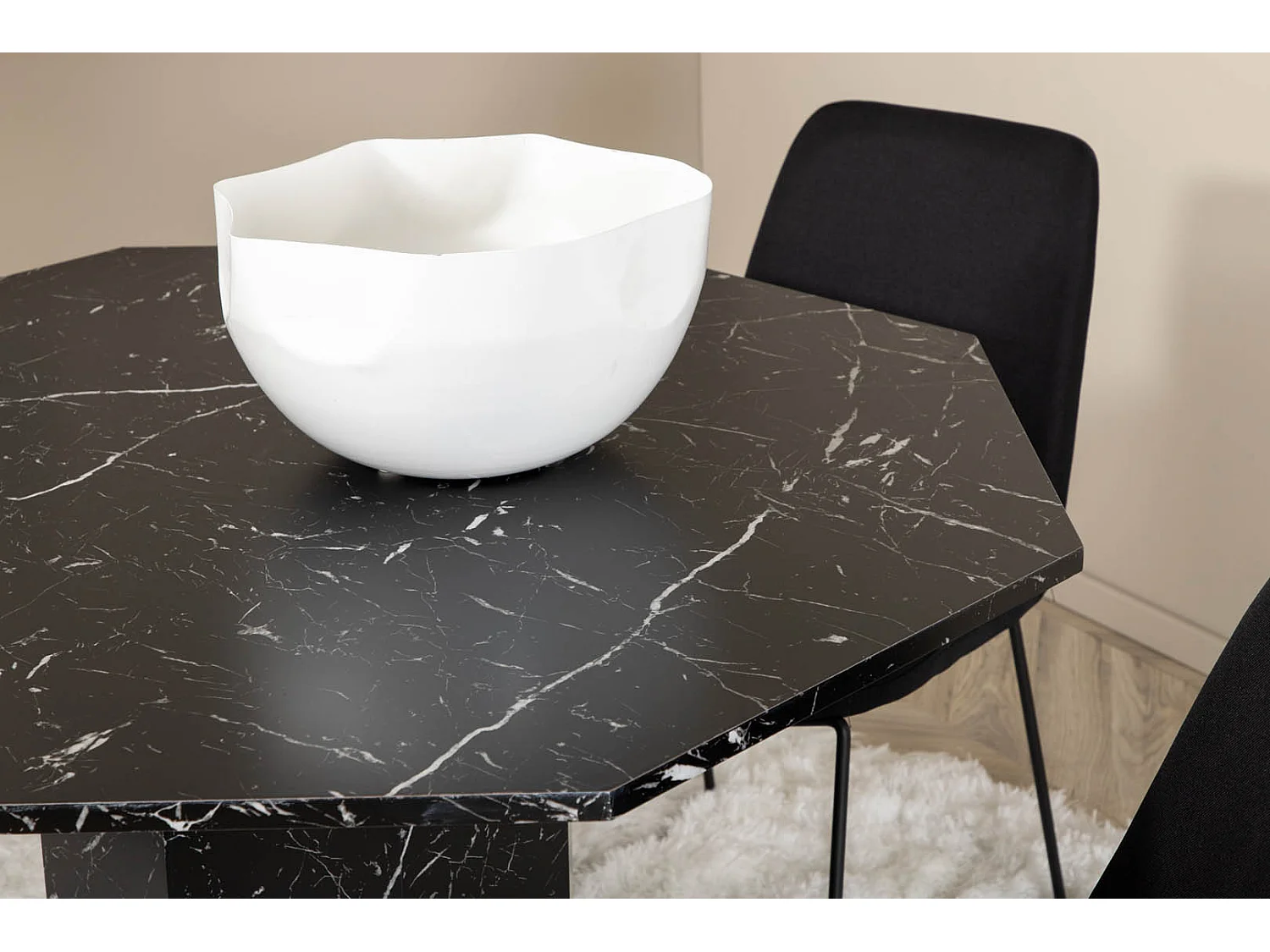 Marbs eethoek eetkamertafel zwart marmer decor en 4 Muce eetkamerstal zwart.