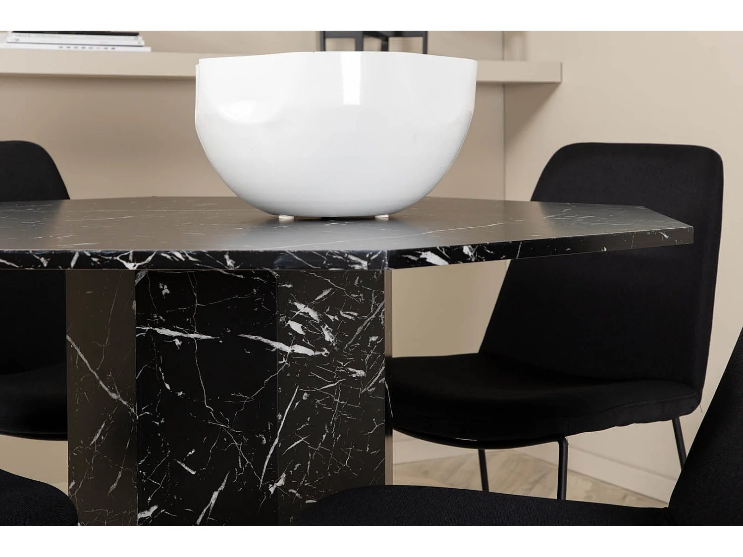 Marbs eethoek eetkamertafel zwart marmer decor en 4 Muce eetkamerstal zwart.