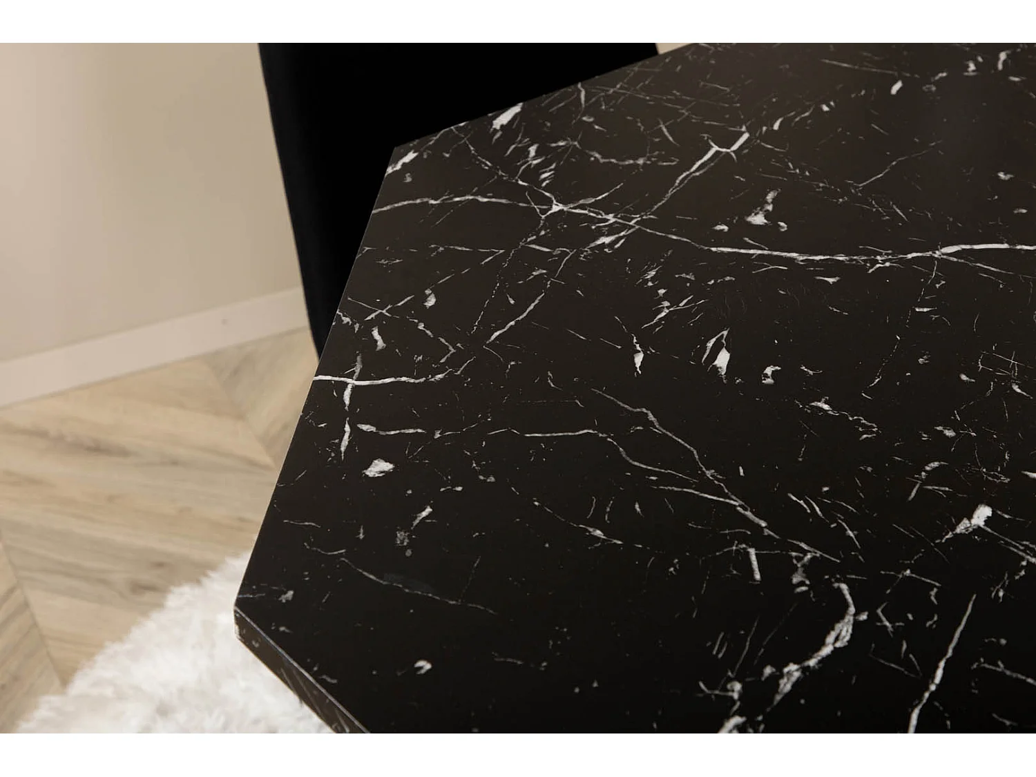 Marbs eethoek eetkamertafel zwart marmer decor en 4 Muce eetkamerstal zwart.