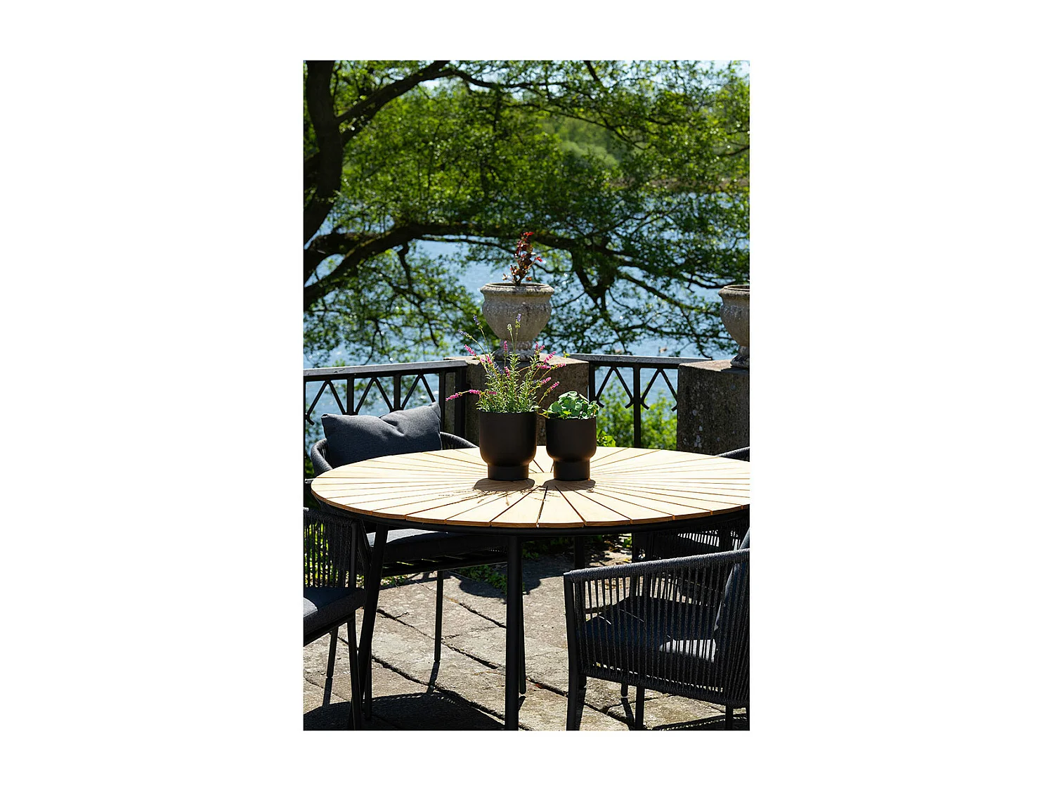 Cleveland table de jardin Ø130cm teck,noir.