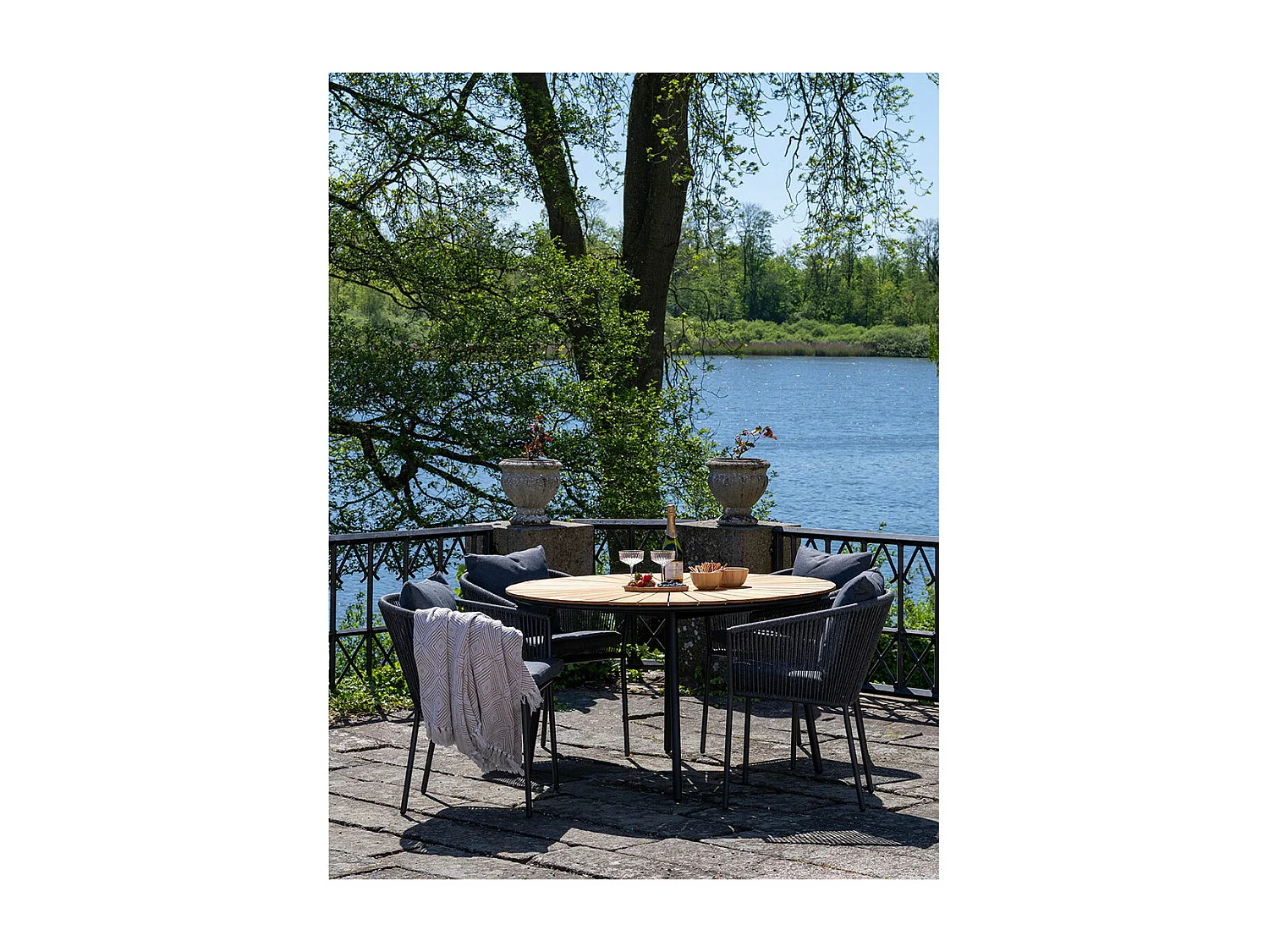 Cleveland table de jardin Ø130cm teck,noir.