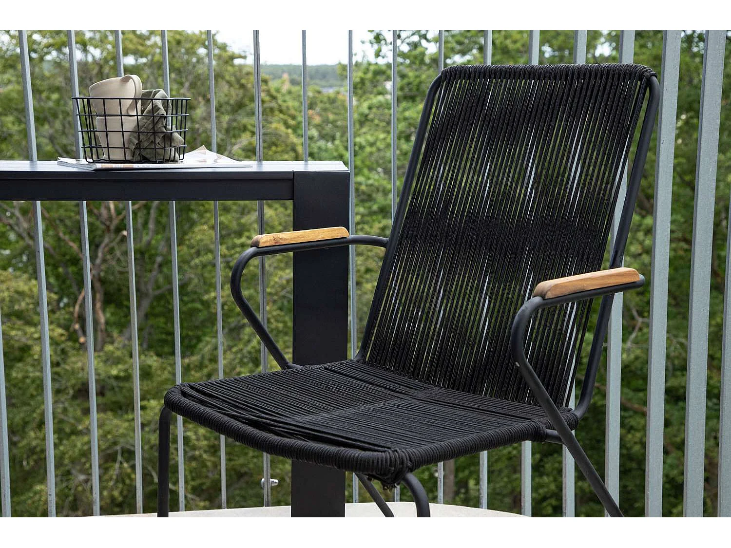 Bois Gartenstuhl mit Armlehnen stapelbar schwarz.