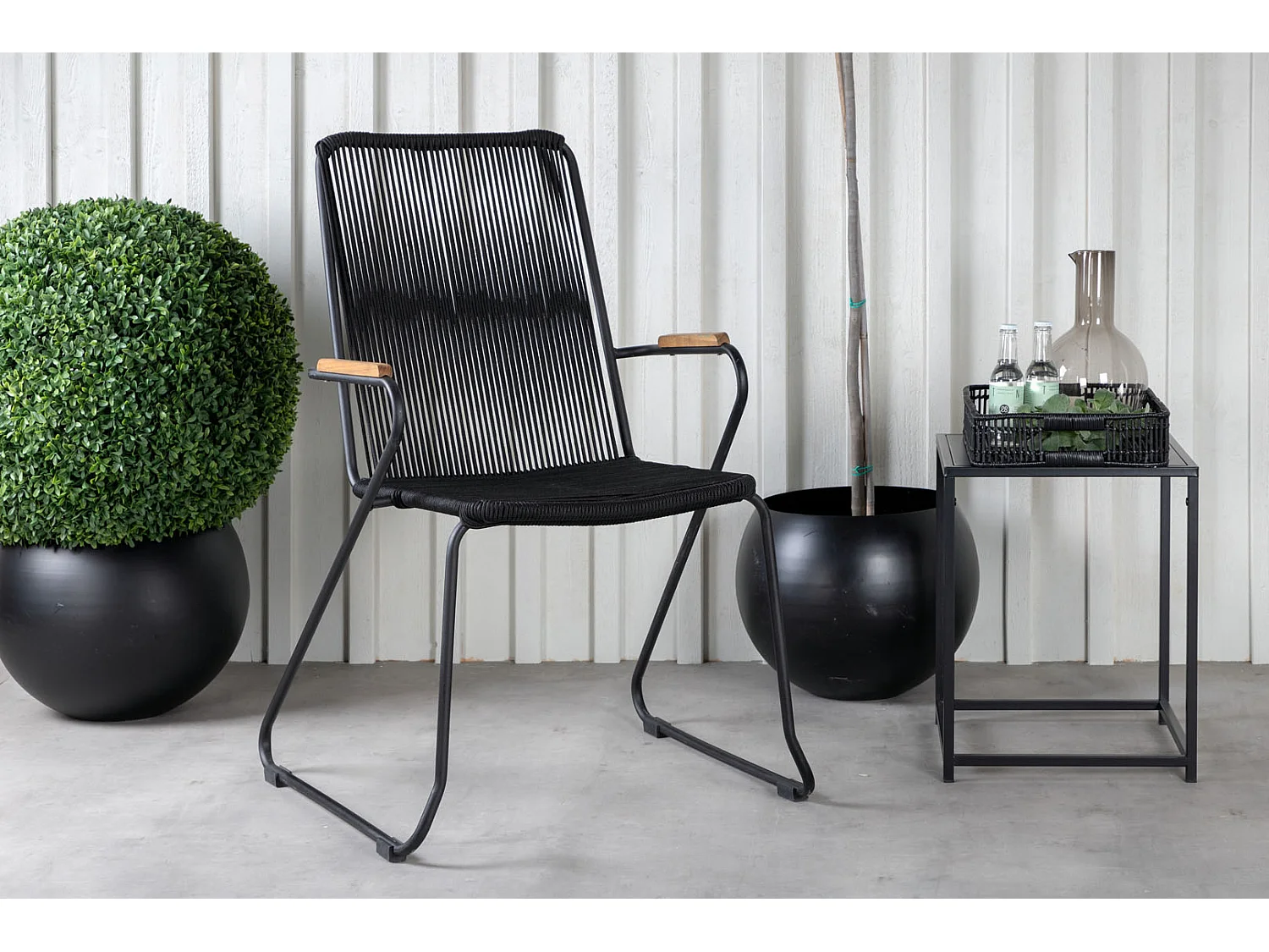 Bois Gartenstuhl mit Armlehnen stapelbar schwarz.