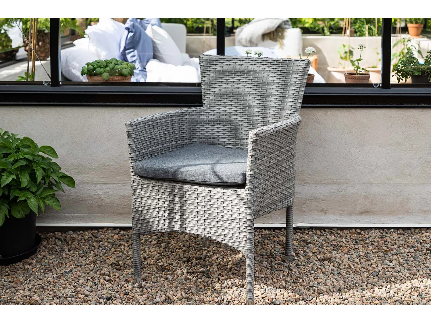 Malina chaise de jardin avec coussin de jardin gris.