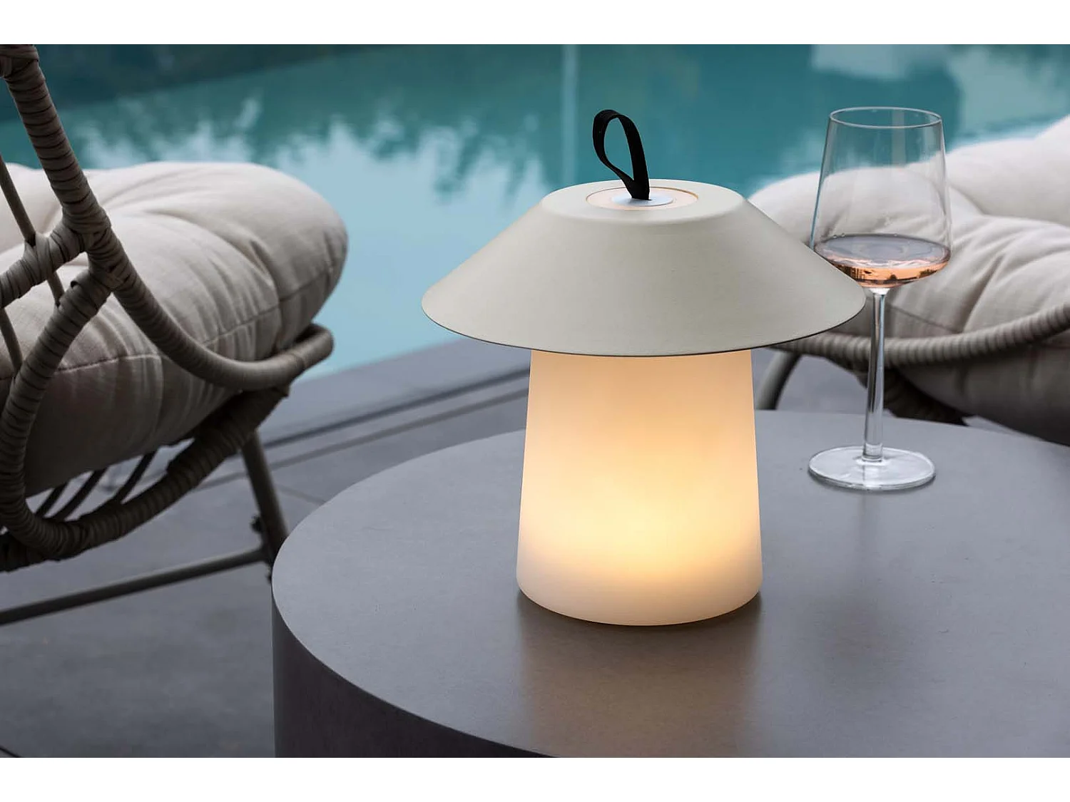 Rubu lampe de table LED pour l'extérieur beige.