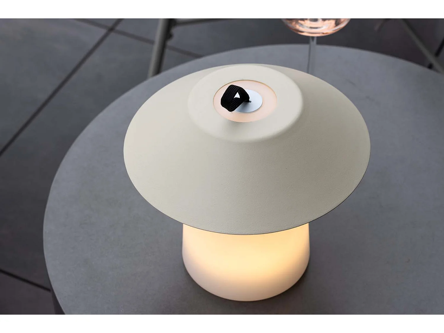 Rubu lampe de table LED pour l'extérieur beige.