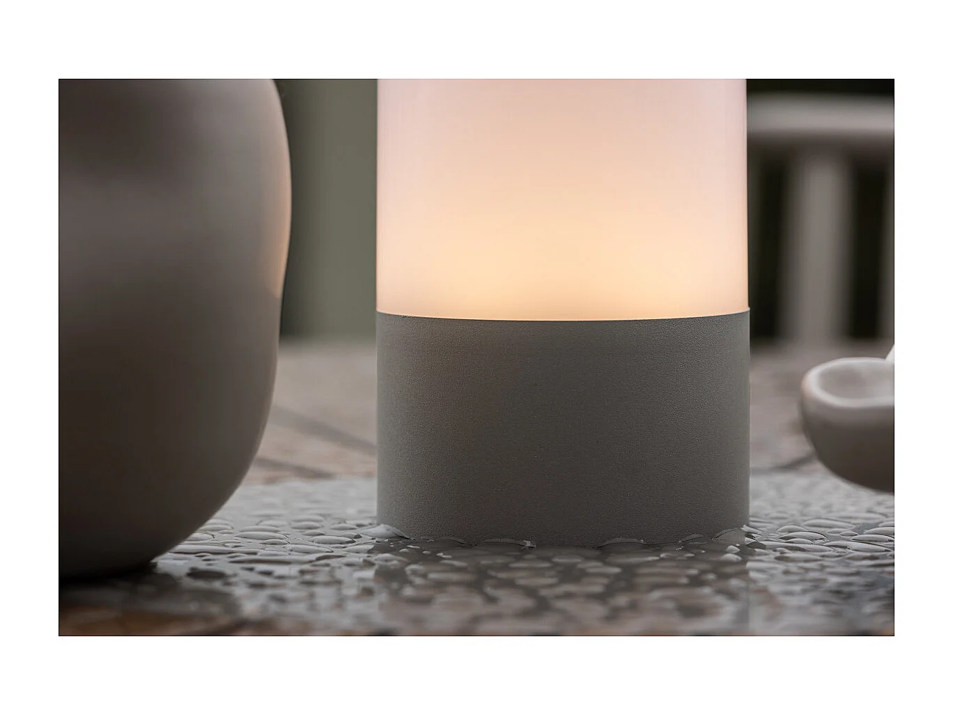 Lampada da tavolo Tubu a LED per esterni grigia.