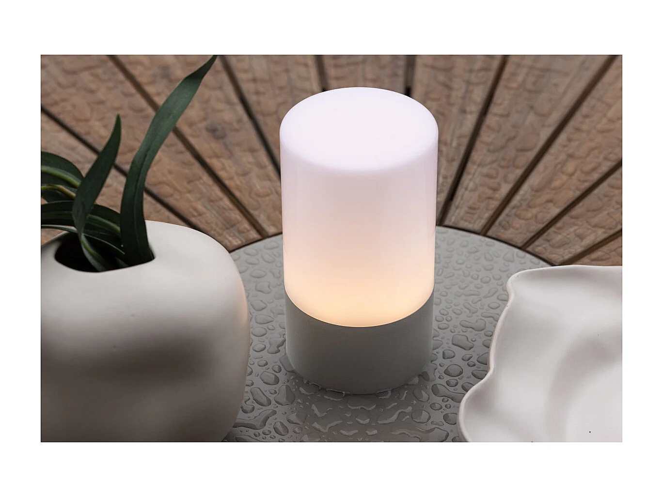 Lampada da tavolo Tubu a LED per esterni grigia.