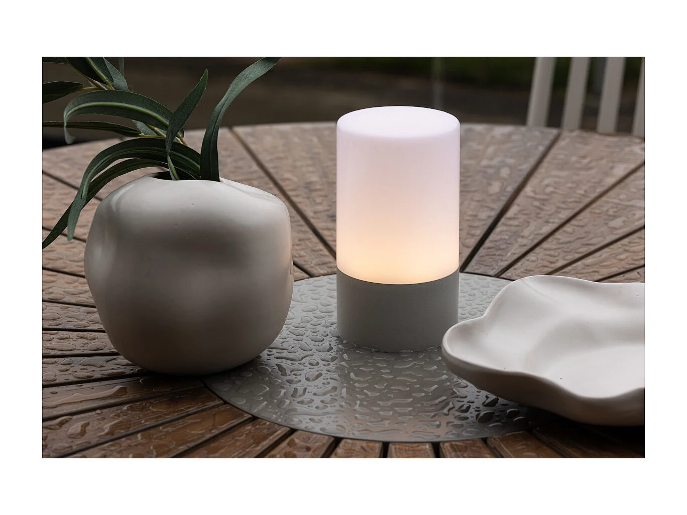 Lampada da tavolo Tubu a LED per esterni grigia.