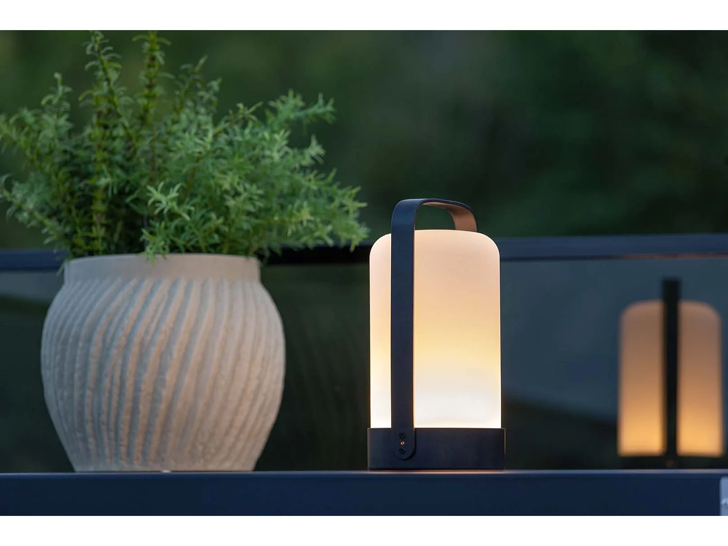 Fern lampe de table LED pour l'extérieur noir.