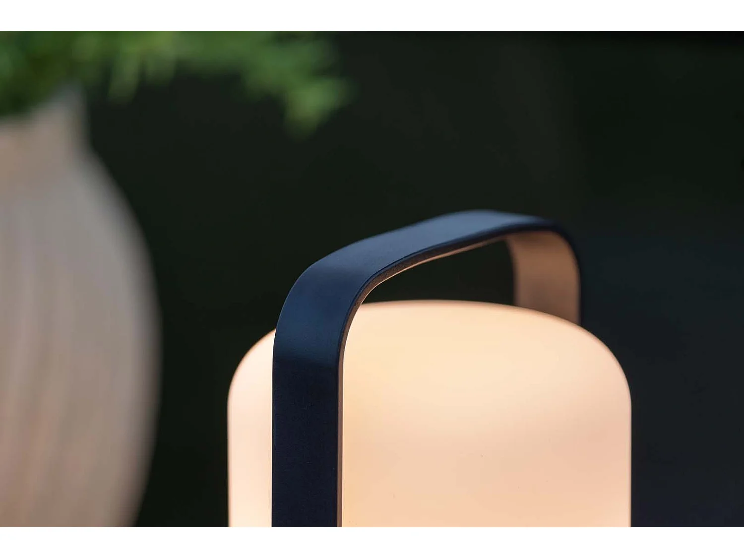 Fern lampe de table LED pour l'extérieur noir.