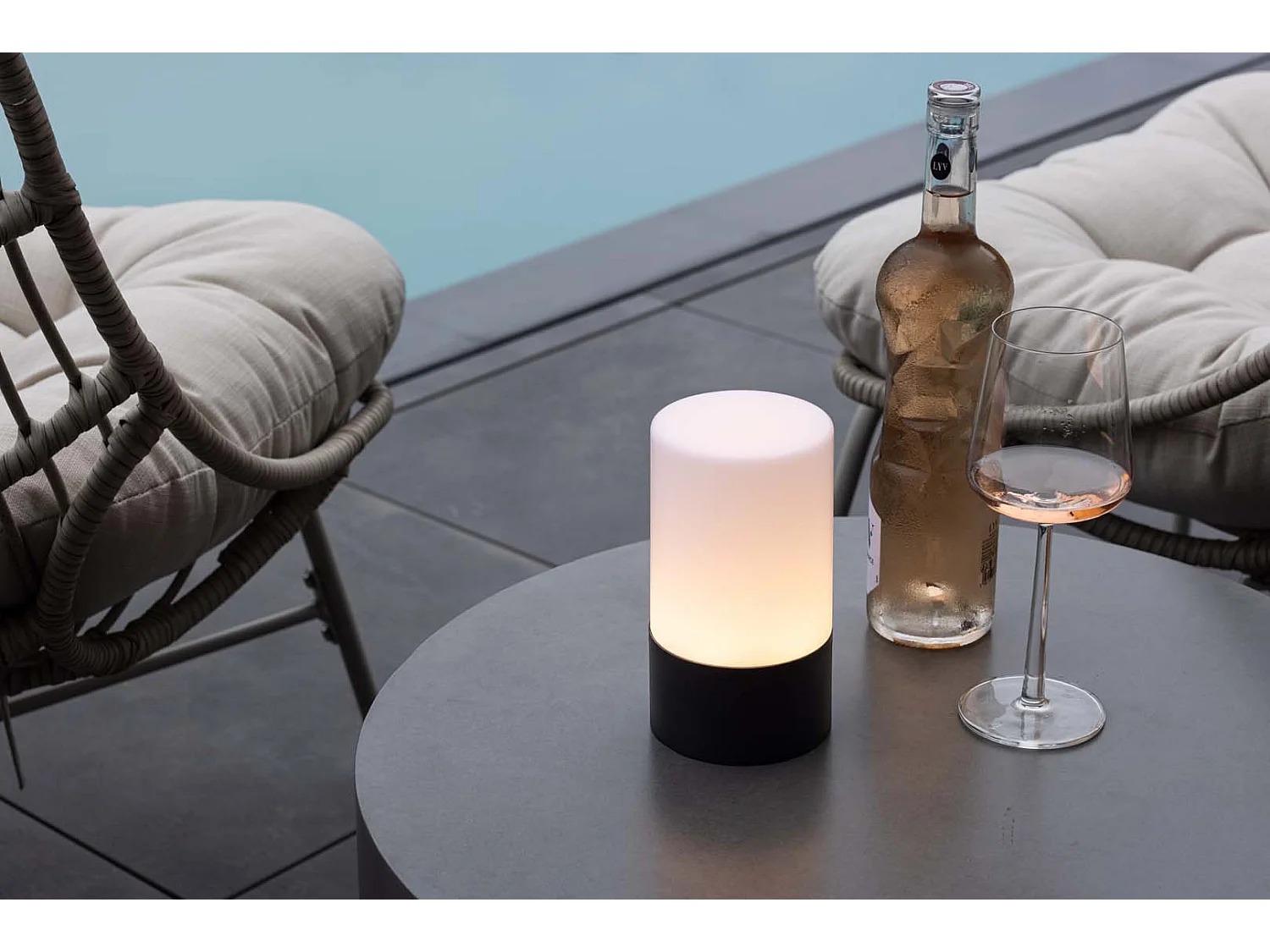 Tubu lampe de table LED pour l'extérieur noir.