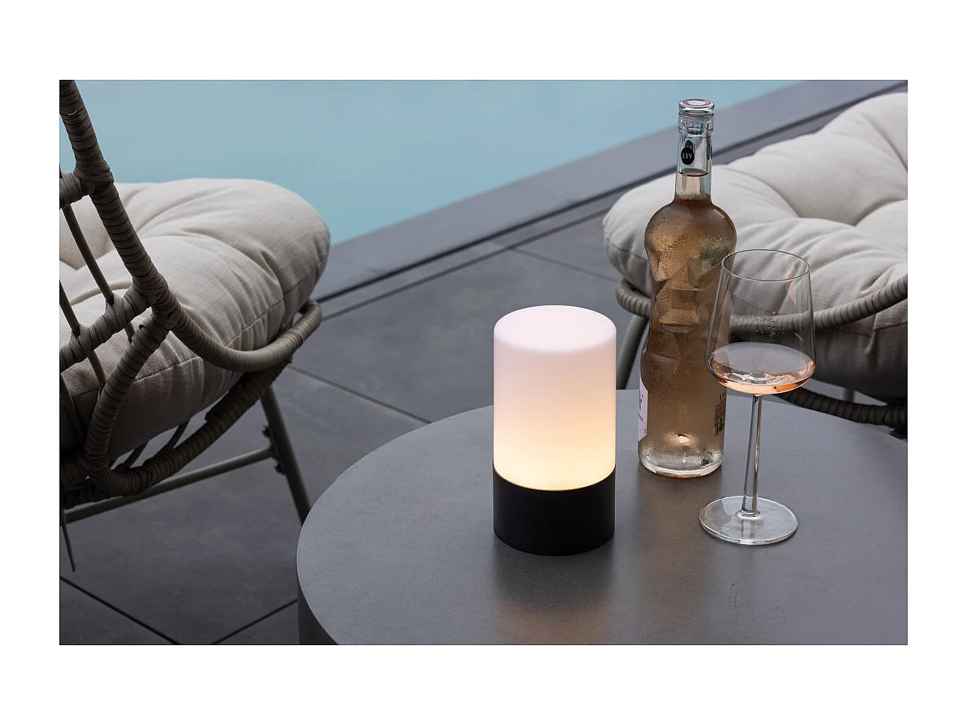 Tubu lampe de table LED pour l'extérieur noir.