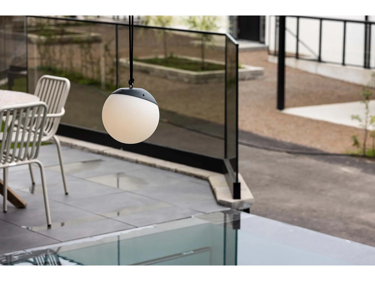 Doris hanglamp LED buitenshuis zwart.