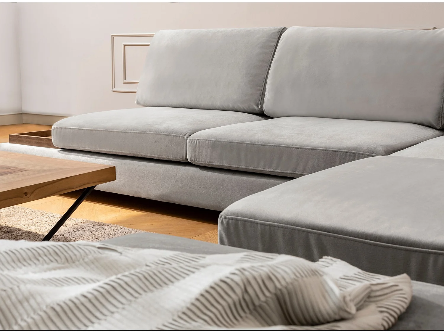 Canapé d'angle velours avec plateau en bois noyer Bakiza 313cm-Couleur Gris clair-angle droit