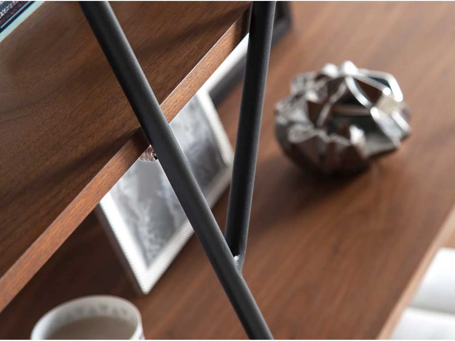 Bibliothèque avec 4 étagère bois de noyer et métal noir Vamika 110cm