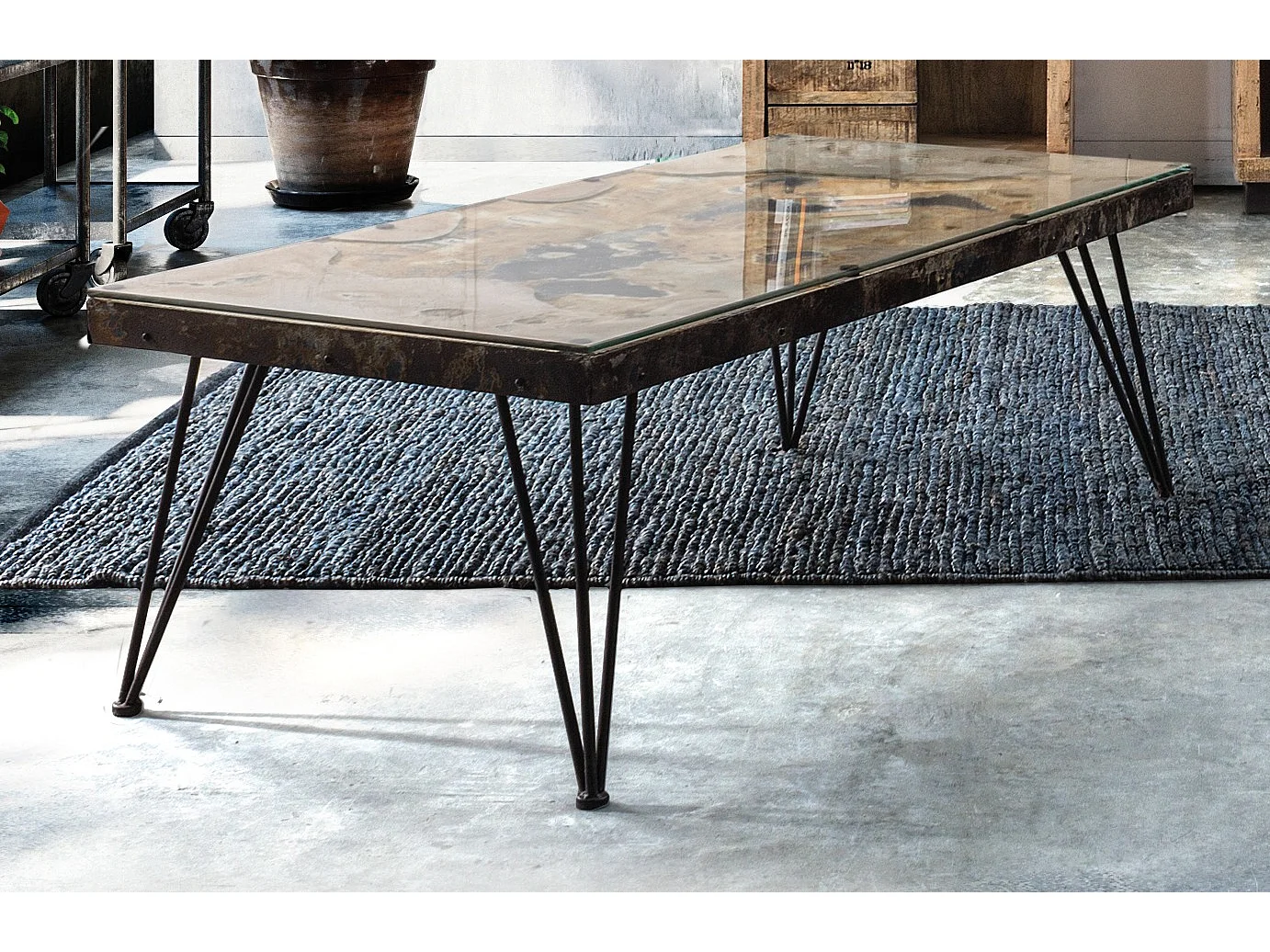 Table basse en acier et verre avec carte Altas L 140cm