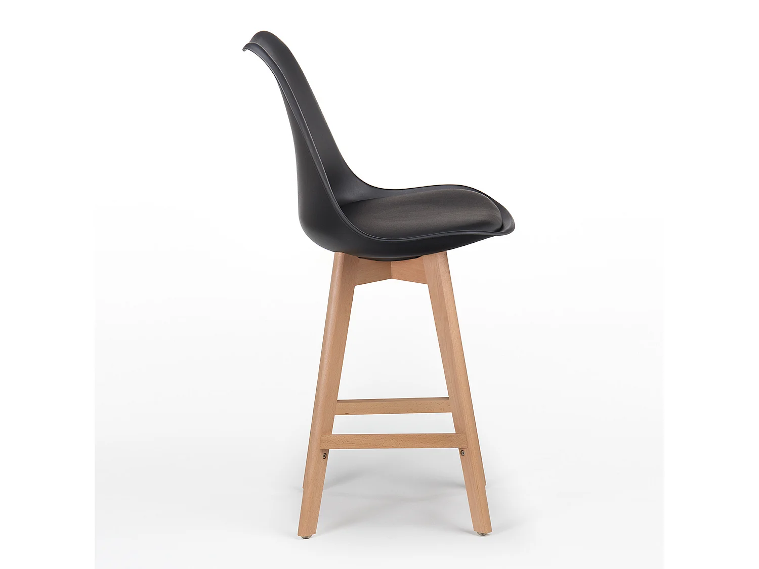 Taburete nórdico con cojín polipiel negro y patas de haya clara Tula 67 cm