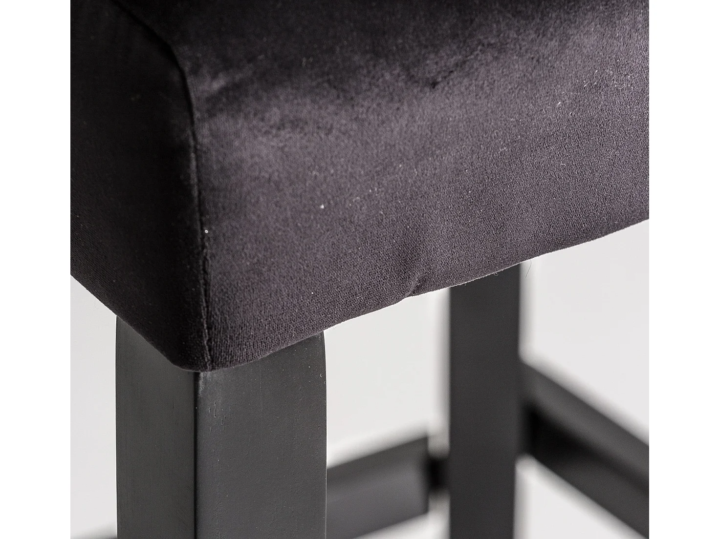 Taburete de bar Antchis de madera maciza de caucho y asiento de terciopelo negro - Juego de 2