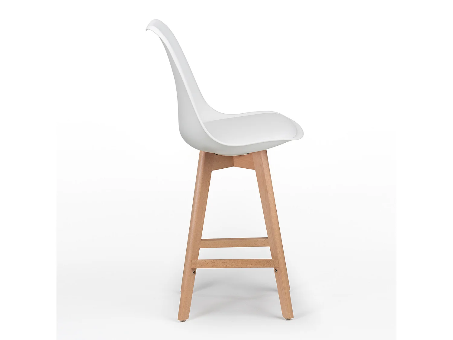 Taburete nórdico con cojín símil piel blanco y patas de haya clara Tula 67 cm