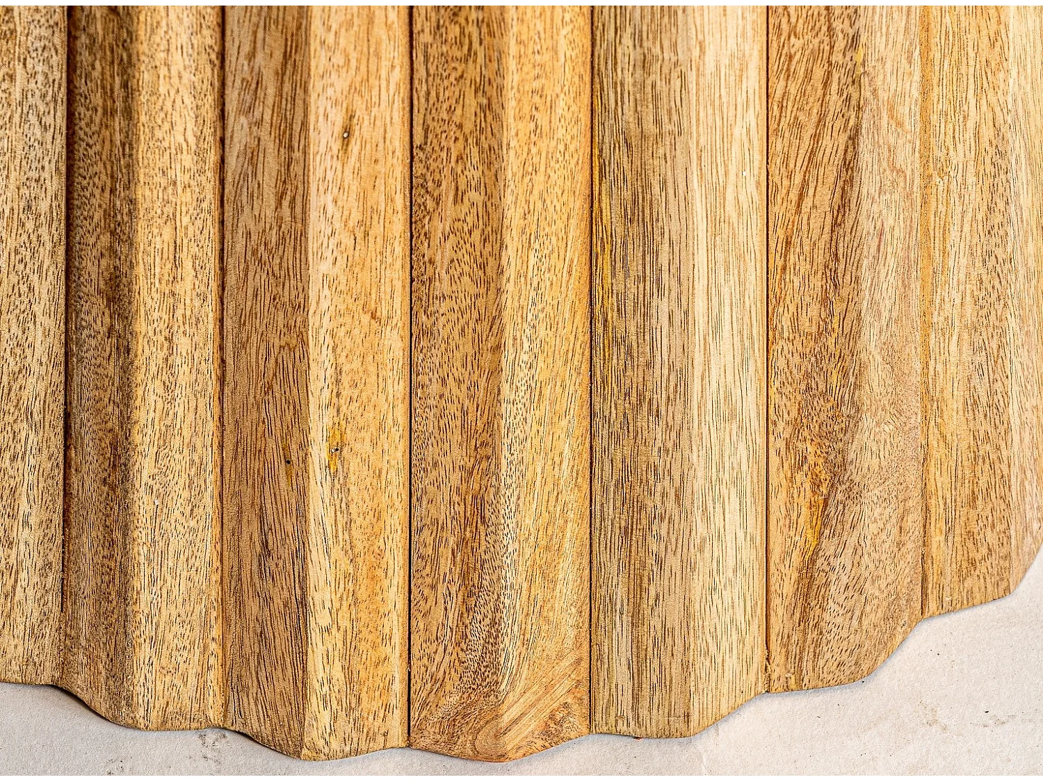 Table à manger ronde bois plissé et marbre 120cm José Manuel Ferrero d’Estudi-Couleur Naturel