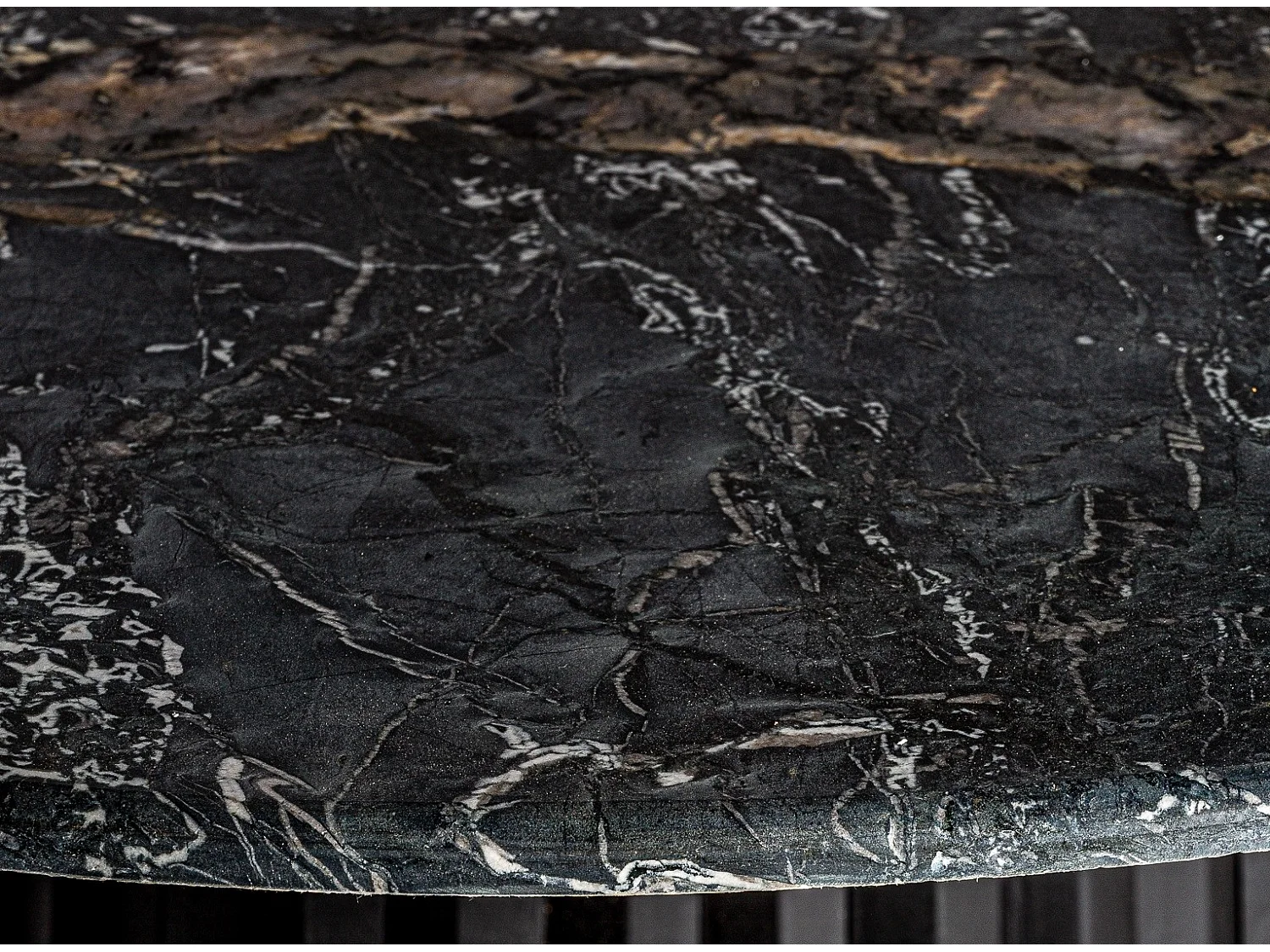 Table à manger ronde bois plissé et marbre 120cm José Manuel Ferrero d’Estudi-Couleur Naturel