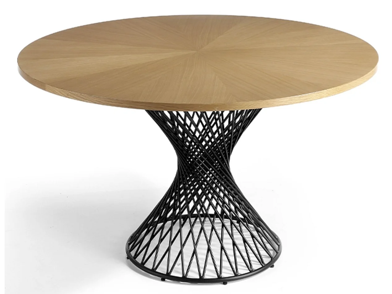 Mesa de comedor redonda Helzani de 137 cm en roble claro con patas cruzadas de metal negro mate