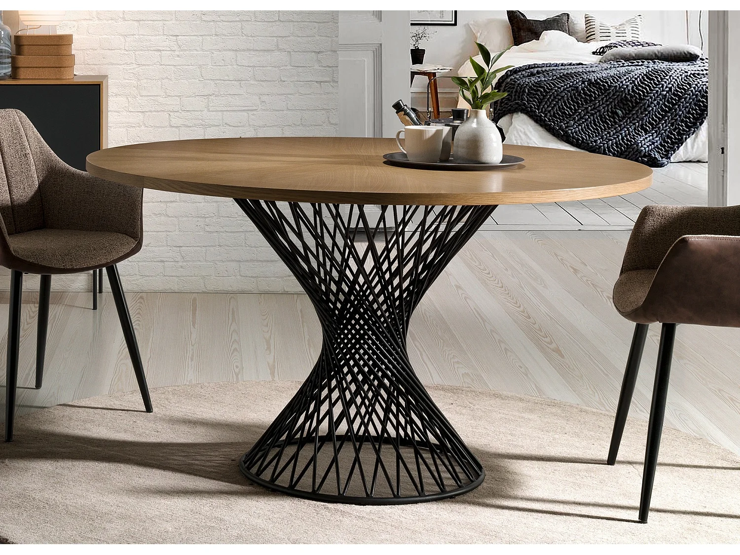 Mesa de comedor redonda Helzani de 137 cm en roble claro con patas cruzadas de metal negro mate