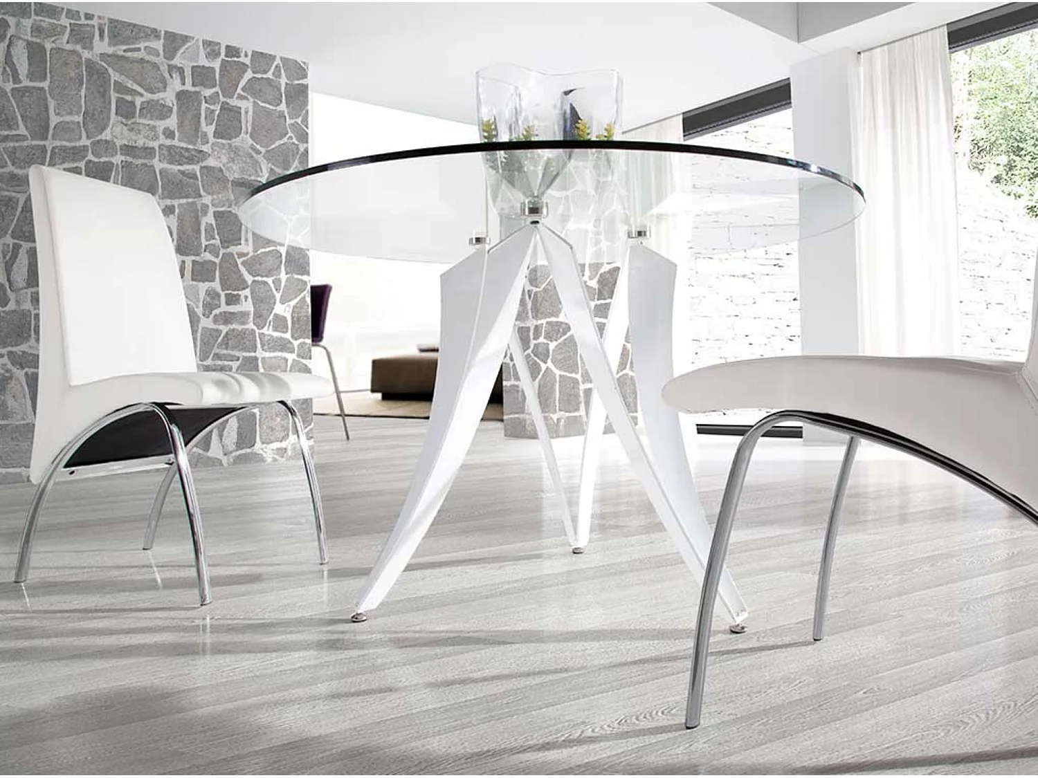 Mesa de comedor redonda de diseño Beniza de 120 cm con cristal templado y patas blancas brillantes