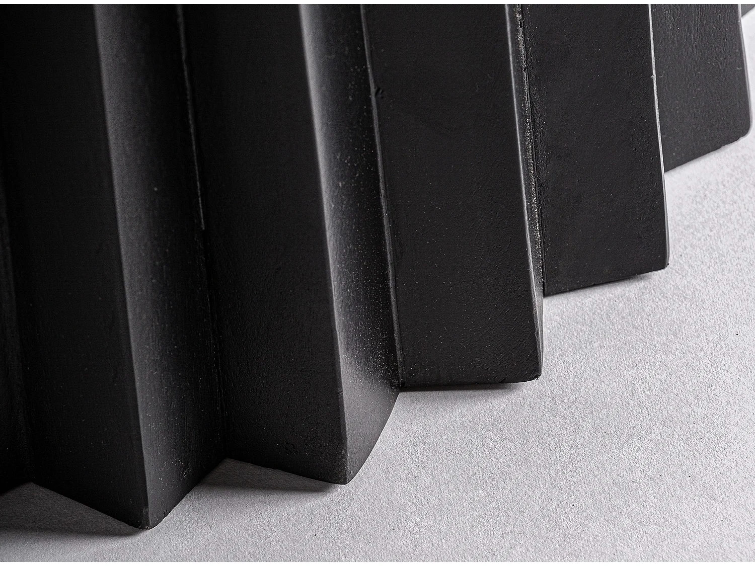 Mesa de comedor José Manuel Ferrero d’Estudi cuadrada en madera plisada y mármol 80 cm-Color Negro