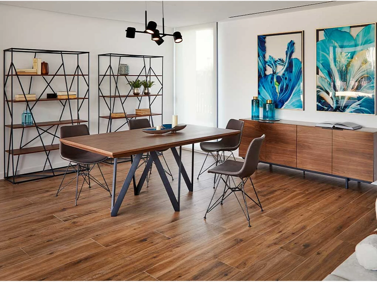 Namika 180 cm walnoothouten eettafel en zwart metalen poten