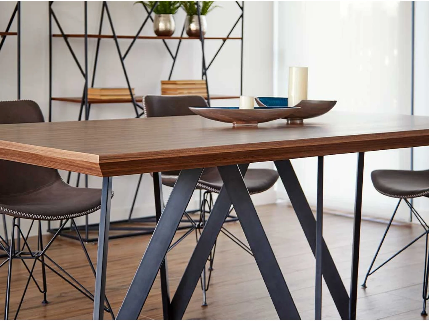 Namika 180 cm walnoothouten eettafel en zwart metalen poten