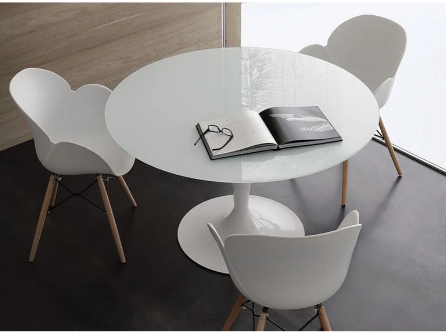 Table a manger ronde design verre teinté blanc et pied laqué blanc Kramanty 130cm