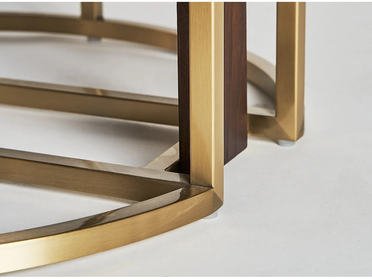 Table à manger ronde bois massif marron et pieds acier doré style art déco Karia 150cm