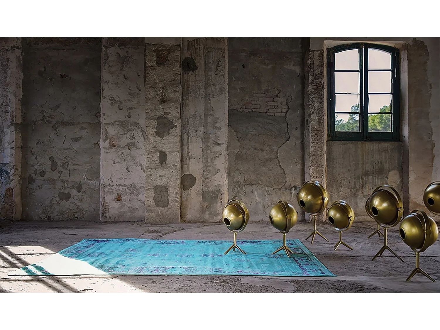 Lámpara de mesa Yavain 80 de metal dorado mate y latón