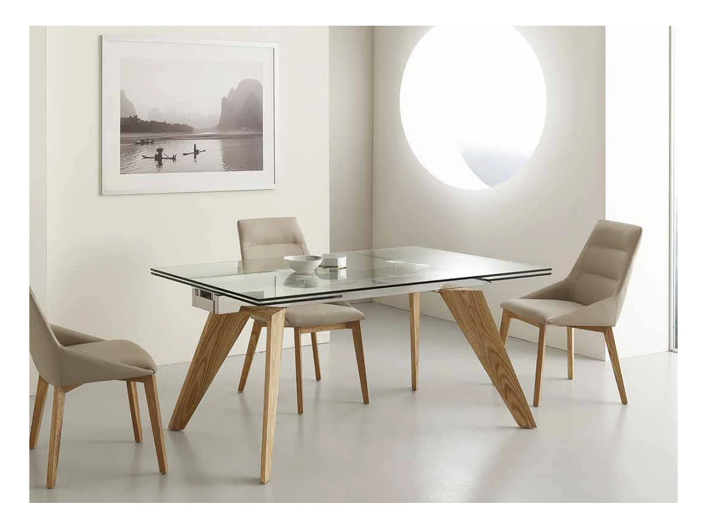 Table de repas extensible 160-240cm plateau en verre et piétement bois massif de frêne naturel Karone