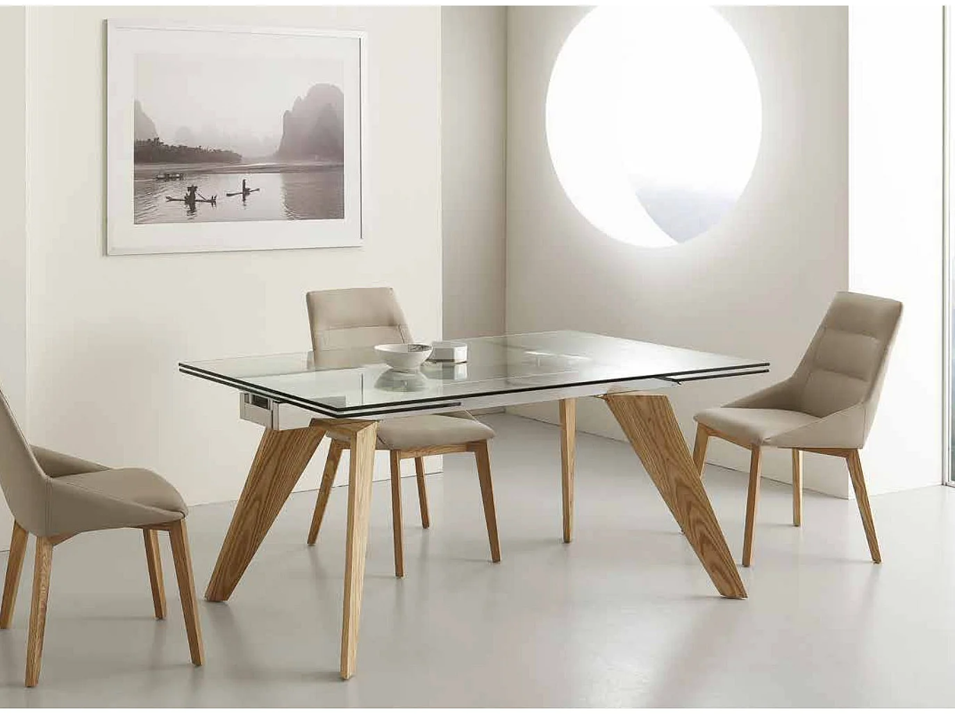 Table de repas extensible 160-240cm plateau en verre et piétement bois massif de frêne naturel Karone