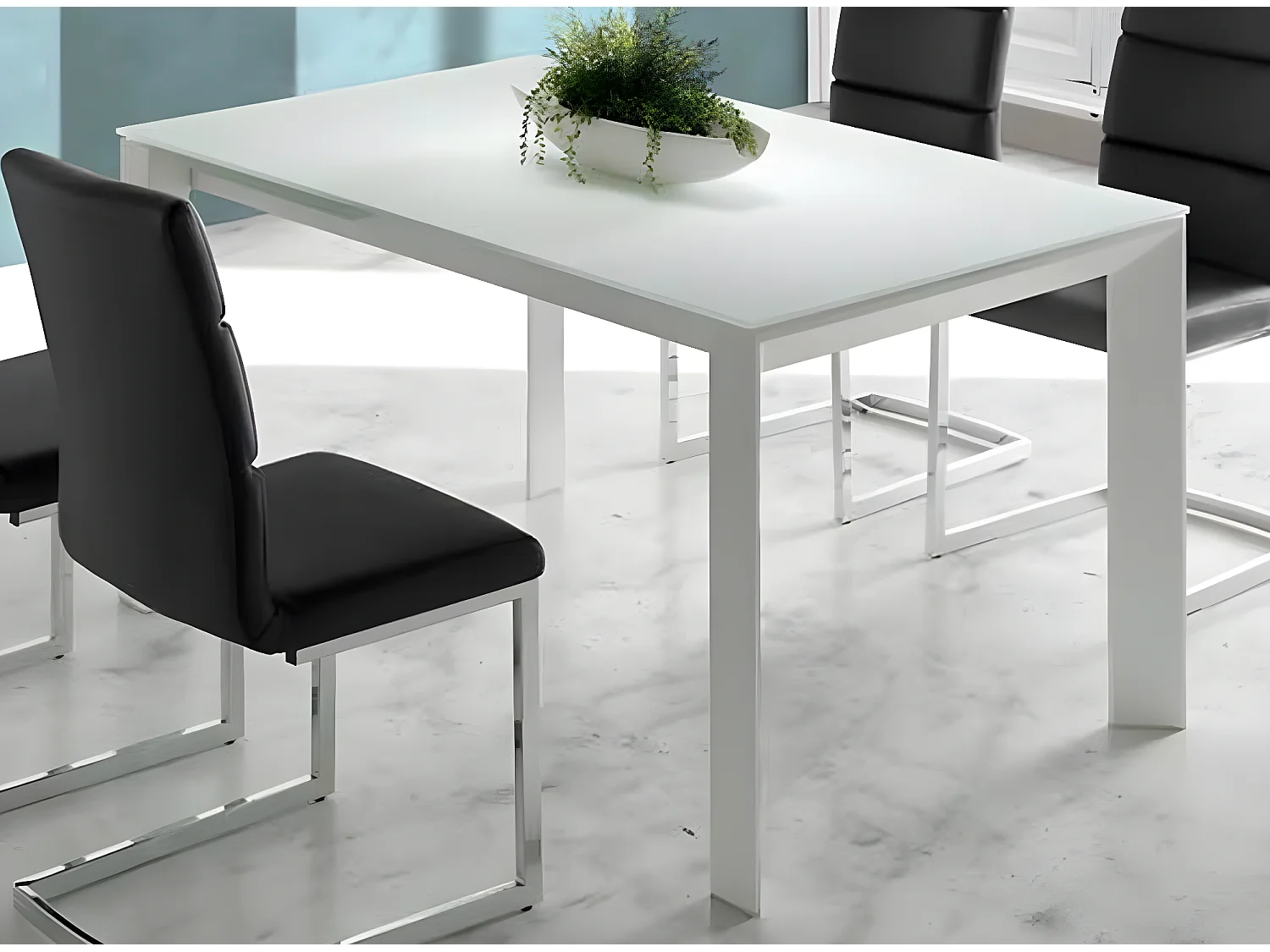 Table à manger design extensible verre teinté blanc et pieds métal blanc Mikale 140 à 190cm