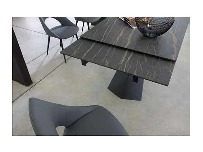 Table extensible 160-240cm céramique marron effet marbre et pieds métal noir Kylane
