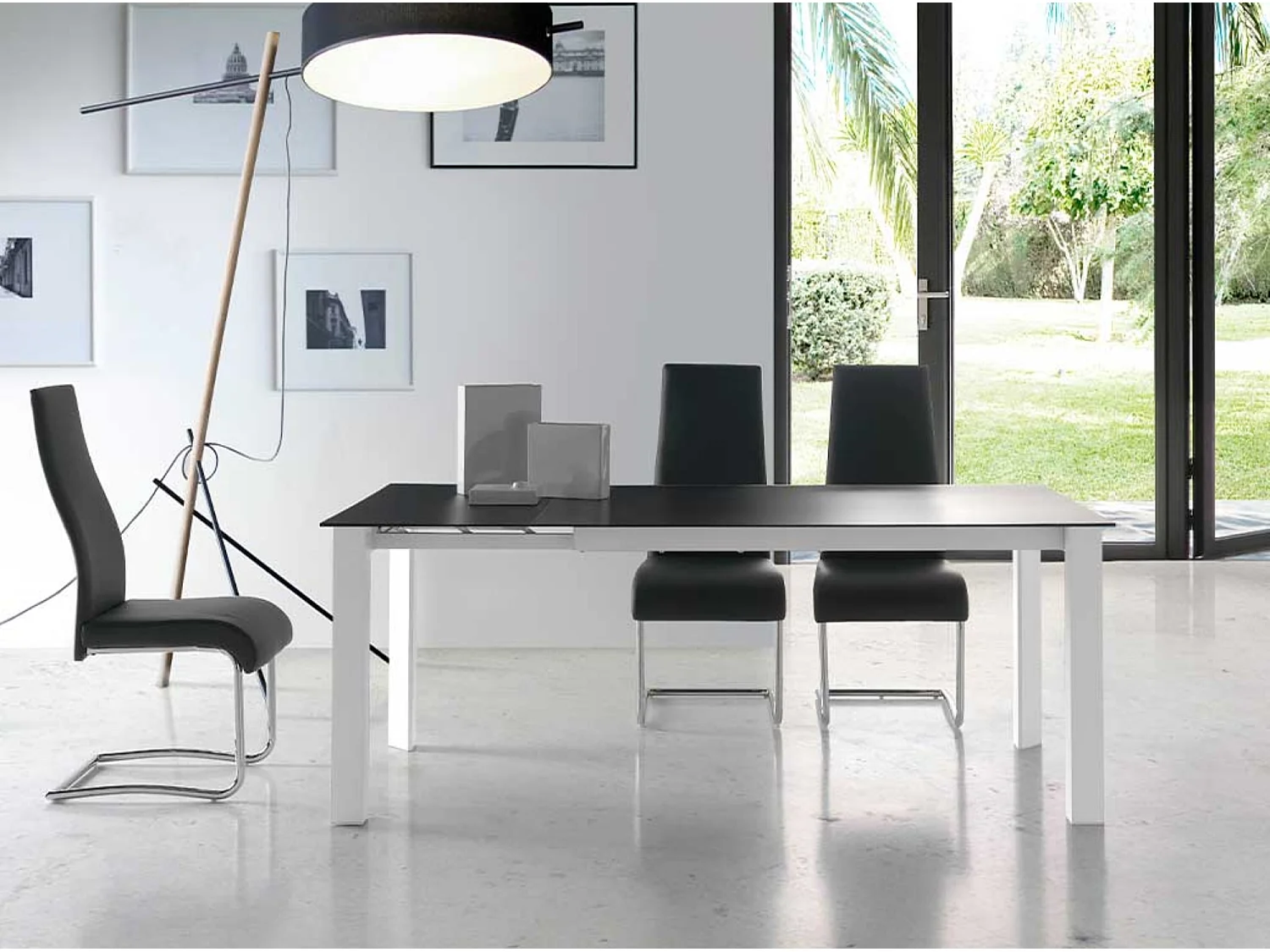 Table à manger design extensible verre teinté noir et pieds métal blanc Mikale 140 à 190cm