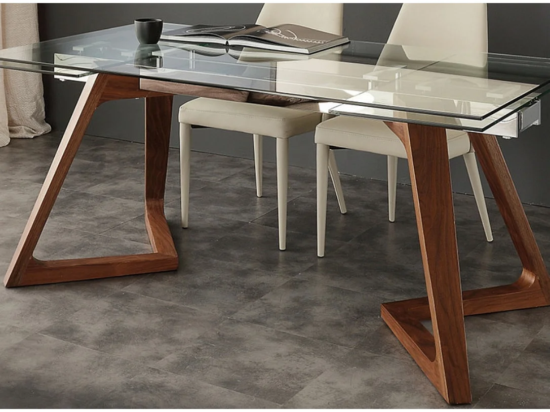 Table de repas extensible plateau en verre et piétement bois massif noyer Kudane-Longueur 160/240 cm