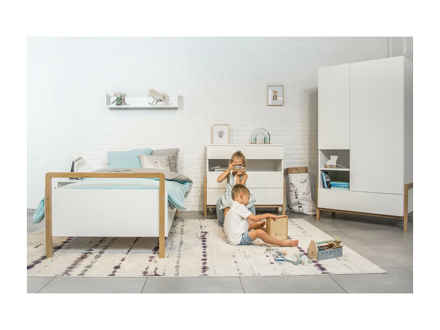 Lit enfant scandinave blanc et bois de chêne vernis Vanka 80x180-