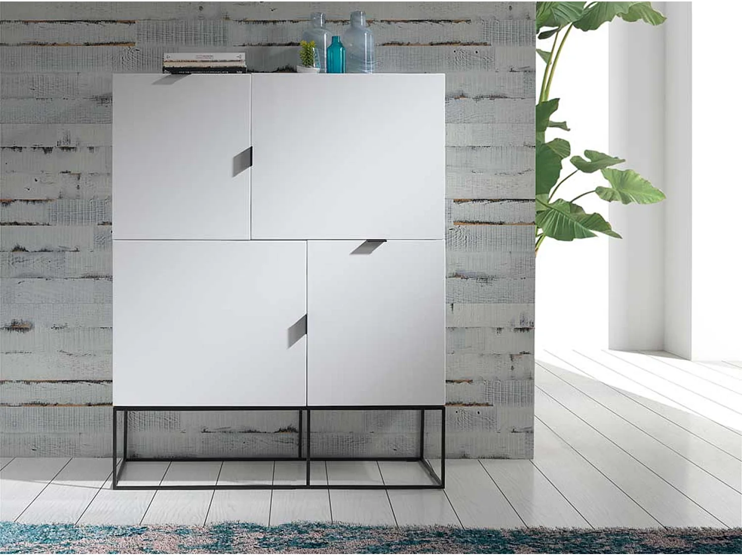 Bahut moderne 4 portes en bois laqué blanc et acier noir Valina 120cm