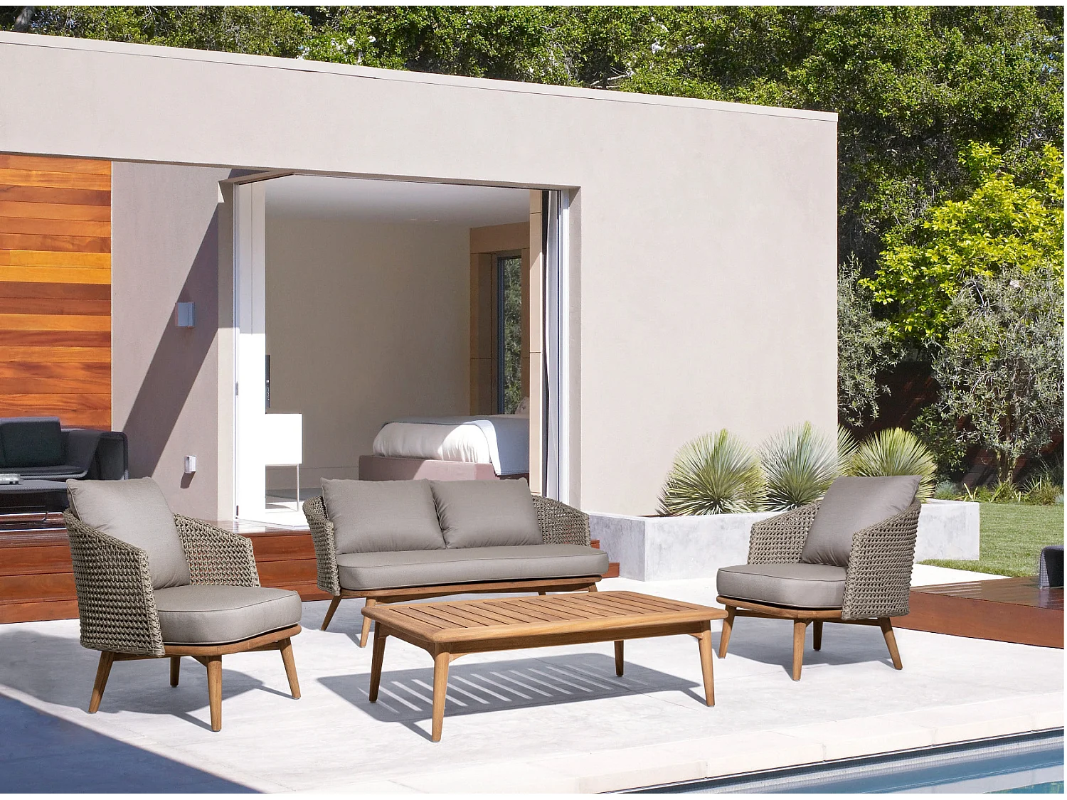 Fauteuil de jardin tressage en corde beige et pieds en teck avec finition rustique Irina