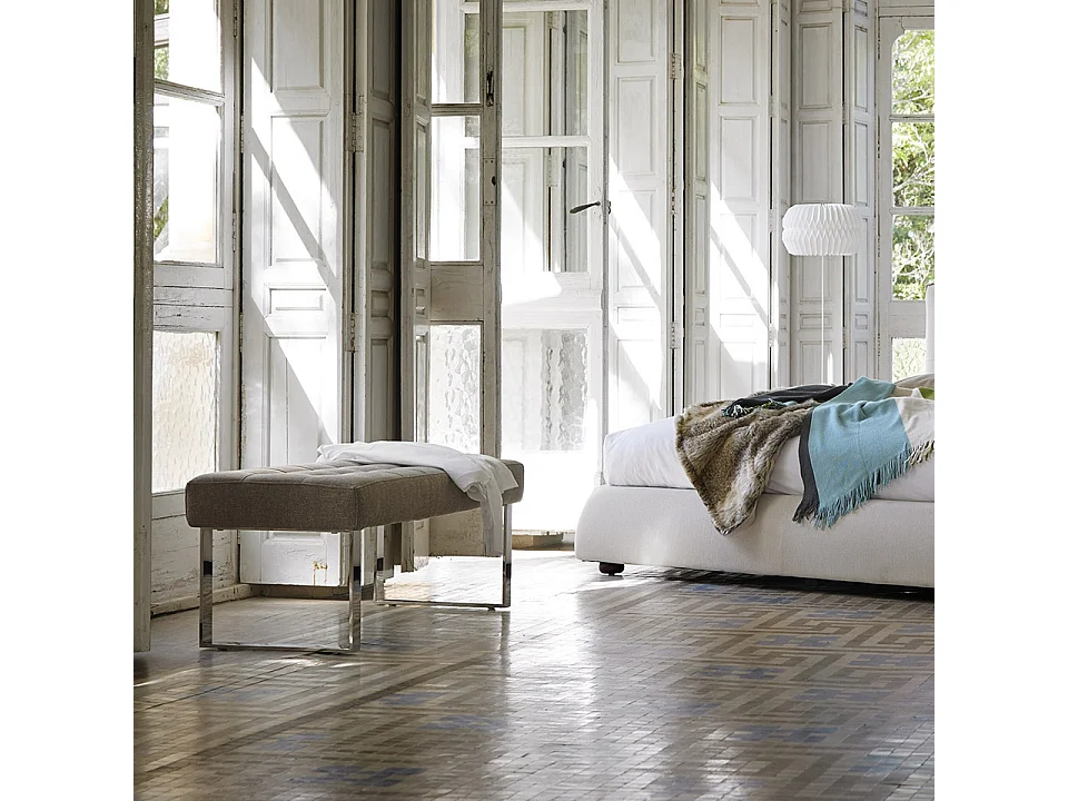 Banquette capitonnée simili cuir marron et pieds acier inoxydable Dez 120cm