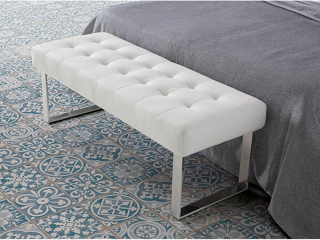 Banquette capitonnée simili cuir blanc et pieds acier inoxydable Dez 120cm